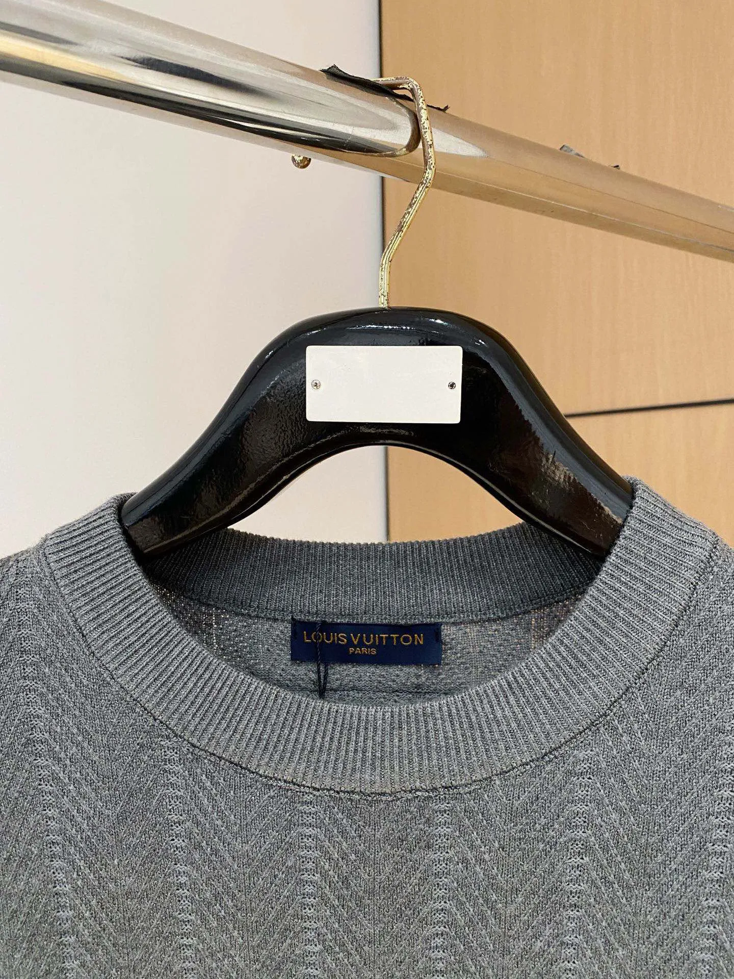 🅿️420 【LV Louis Vuitton】Autumn and winter classic round neck pullover sweater, in full condition! ! ! Wool blended fabric, the latest model in 2025, golden ratio! ! Slim-fitting soft gold, versatile and practical item, the combination and practicality are extremely powerful, simple and elegant, and classy! To create your own style, it is highly recommended to buy it in two colors. The standard slim fit tailoring process is suitable for both young and old men. It is knitted from wool and will not cause any discomfort! While keeping warm, it is stylish, textured and wearable, and the classic logo with contrasting colors on the chest feels in place! ! Recommended for regular customers! ! Size M-3XL (maximum wear: 190 pounds)